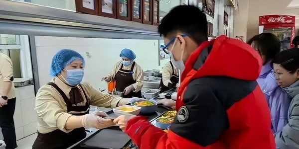 乐鱼体育登陆入口-北京下死命令了：在2027年底前，所有中小学必须告别“校外配餐”