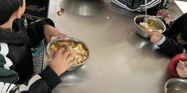 乐鱼体育登陆入口-北京下死命令了：在2027年底前，所有中小学必须告别“校外配餐”